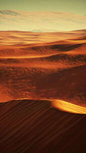 日落时沙丘的沙漠景观