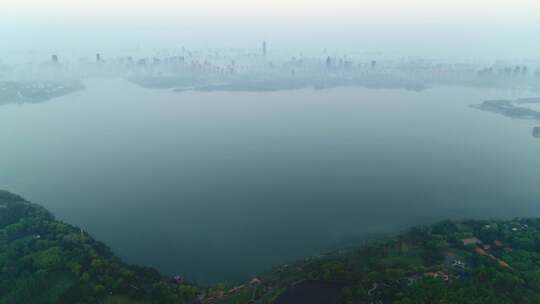 迷雾中的城市和山湖大全景航拍