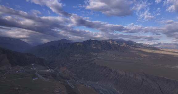 新疆独山子大峡谷清晨风光