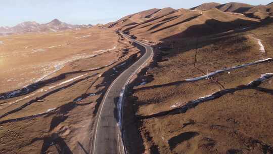 青海海南拉脊山道路山峰航拍视频