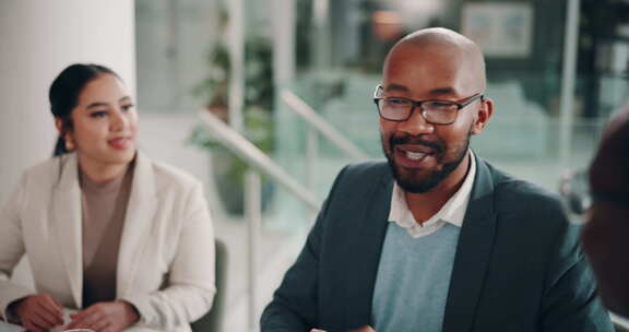 握手，成功或兴奋的商人在会议上庆祝胜利、