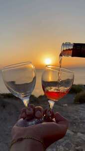 海边夕阳下手捧酒杯场景