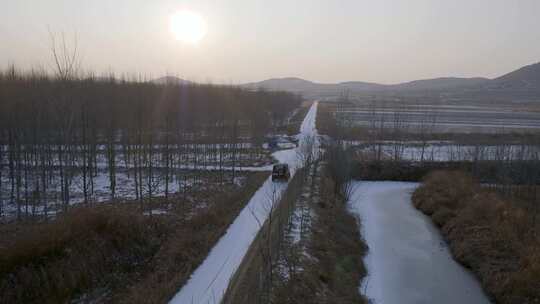 冬天吉普车行驶在北方乡村积雪白桦林小道视频素材模板下载