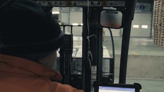 4K拍摄现代冷链仓库叉车司机操作屏幕