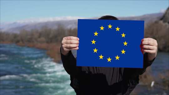 手持欧盟旗帜的人视频素材模板下载