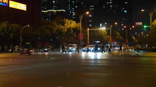 夜晚城市街头汽车车流人流夜景光斑视频素材