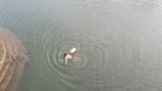 实拍溪流流水鸭子船只