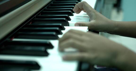 钢琴家弹钢琴