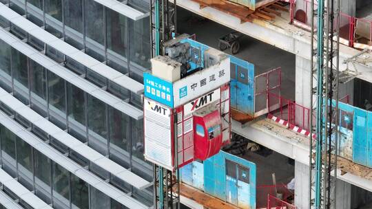 中国建筑工地施工进展航拍施工电梯安装