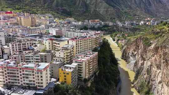 依山傍水的多彩建筑城市鸟瞰图