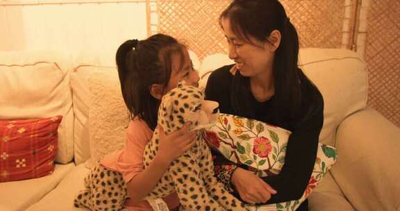 母女沙发上温馨互动