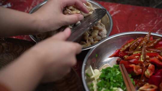 农村美食制作爆炒肥肠切菜炒菜视频素材模板下载