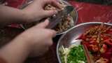 农村美食制作爆炒肥肠切菜炒菜高清在线视频素材下载