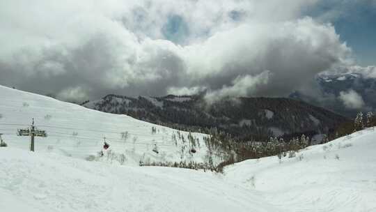 雪峰山上厚厚的白云