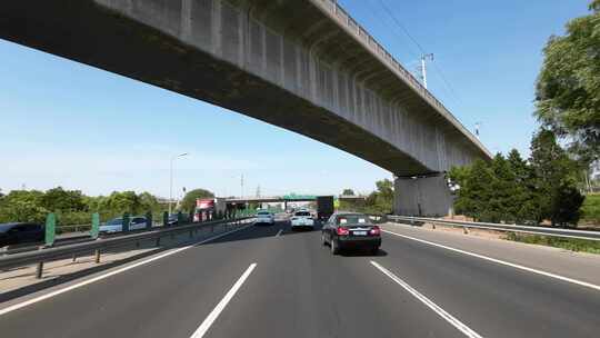 开车行驶在北京城市公路  大都市开车