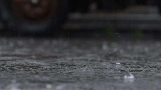 下雨天水面落下的雨滴溅起水花