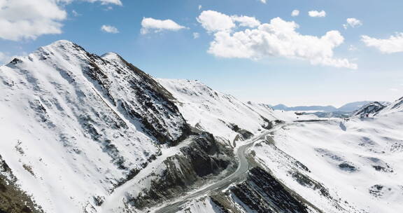 夹金山冬季航拍白雪覆盖山脊