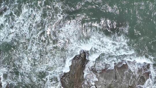 海浪俯拍海水拍打礁石特写浪花岩石潮水波浪