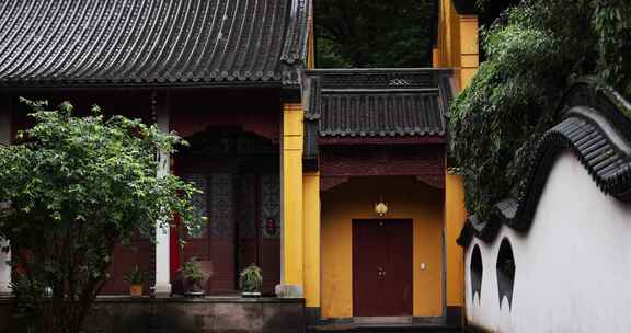 （慢镜）中国杭州灵隐寺下雨天