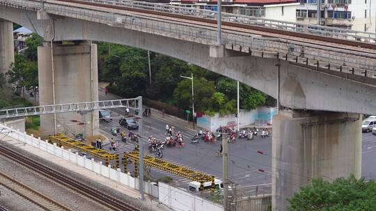 在城市中穿行的高铁动车和谐号