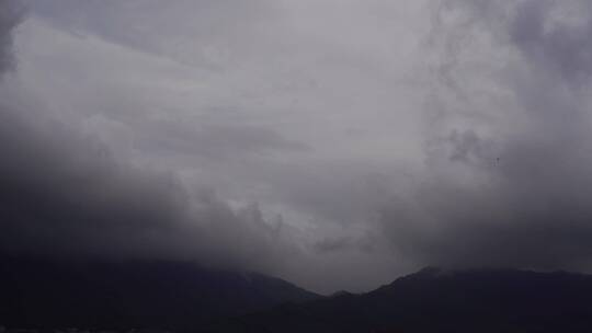 雨后山阴天云下雨天乌云天空山云雾流动雾气