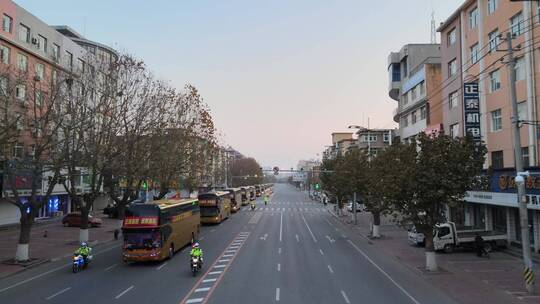 人群欢送医护人员回家的车队