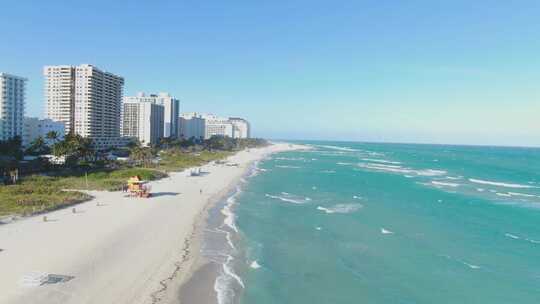 佛罗里达州迈阿密海滩中海滩社区海岸线上的白沙。天线