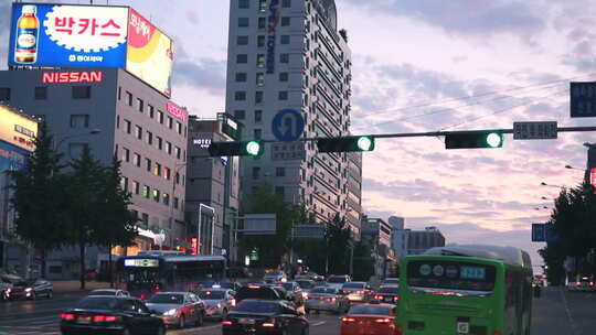 韩国首尔夜晚 路口车流