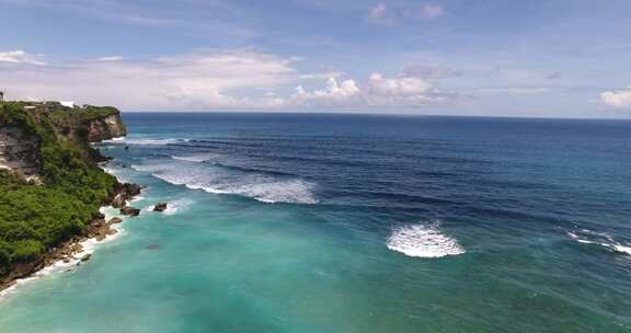 海浪拍打着岩石