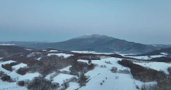 日落时分的雪后群山壮美景观