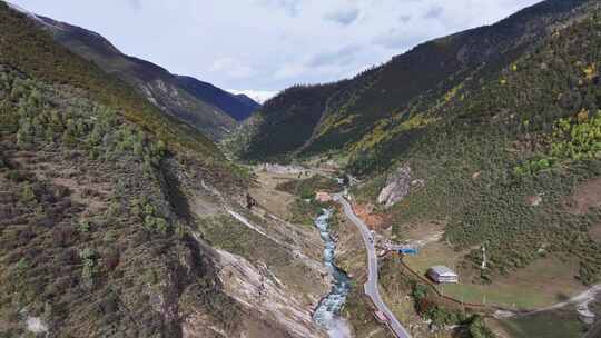 航拍四川甘孜措普沟景区秋色风光