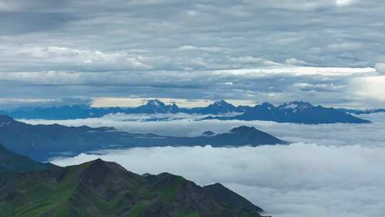 航拍四川阿坝小金大哇梁子垭口雪山云海风光