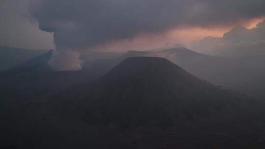 印尼爪哇岛布罗莫火山黄昏航拍自然风光