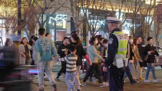 夜晚城市行人过马路人流脚步视频素材