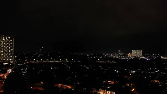城市夜空中的闪电