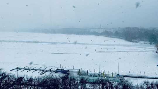 冰冻湖面上的雪