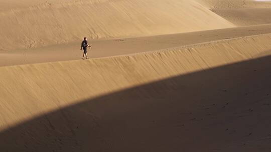 沙漠中步行的人