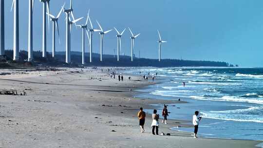 海南文昌木兰湾蓝天白云下的新能源风力发电