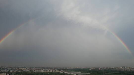 航拍太阳雨后的城市彩虹