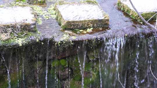 山间瀑布水流溅起水花