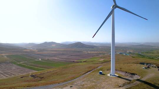 草原上矗立的新能源风力发电的风车视频素材模板下载