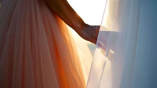 女性手持轻柔纱裙画面