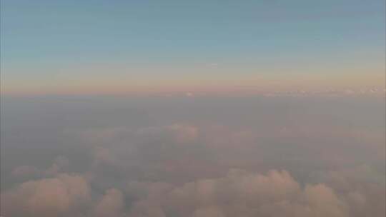 飞机窗外的云景晚霞风光