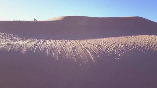 越野车在沙漠中飞驰