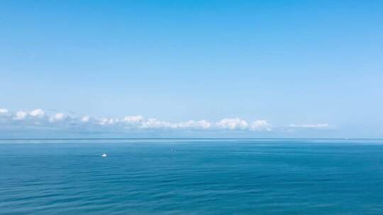 辽阔海面上点缀着船只的美丽景象