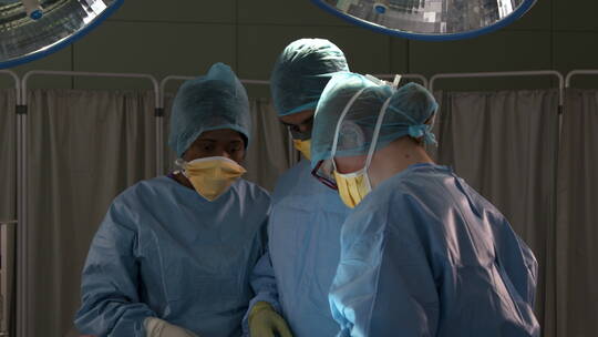 外科医生给病人做手术视频素材模板下载