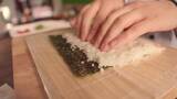 厨师们在做寿司卷的时候用手压米饭高清在线视频素材下载
