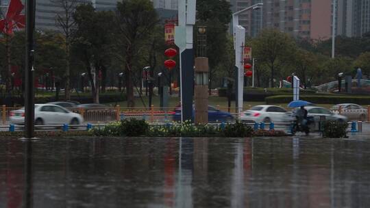 下雨天的街景车流