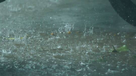 暴雨天气雨水掉落在地上溅起水花
