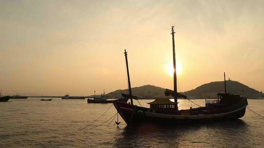 海边帆船夕阳落日